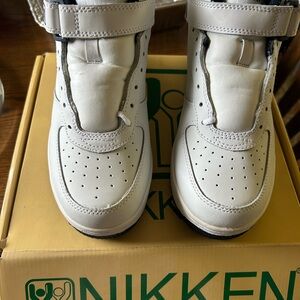 Nikken Women’s white weighted shoes. Size 7